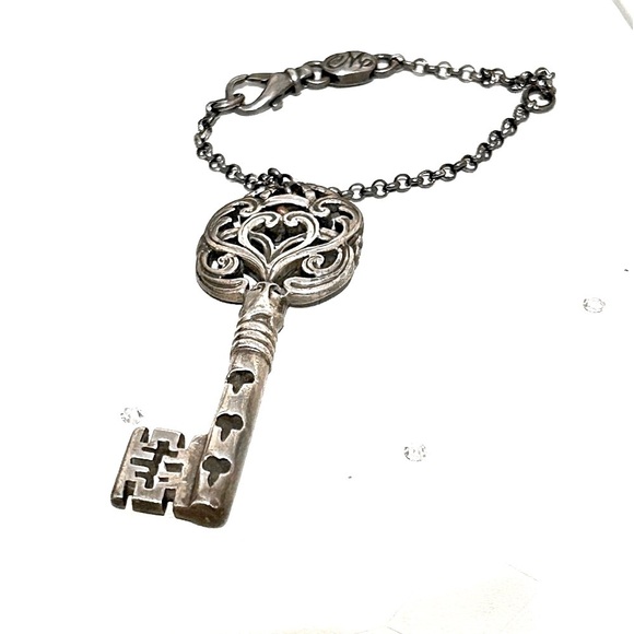 🗝️ Rare Edgy Vintage Steampunk Antique Skeleton Key Charm in Antique Silver - Picture 1 of 11